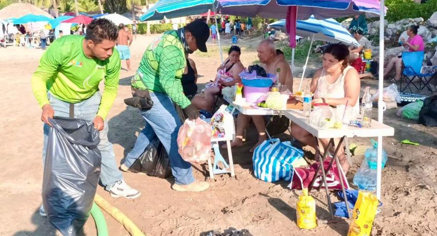 Servicios Públicos refuerza brigadas operativas para mantener un Zihua limpio y presentable en estas vacaciones.