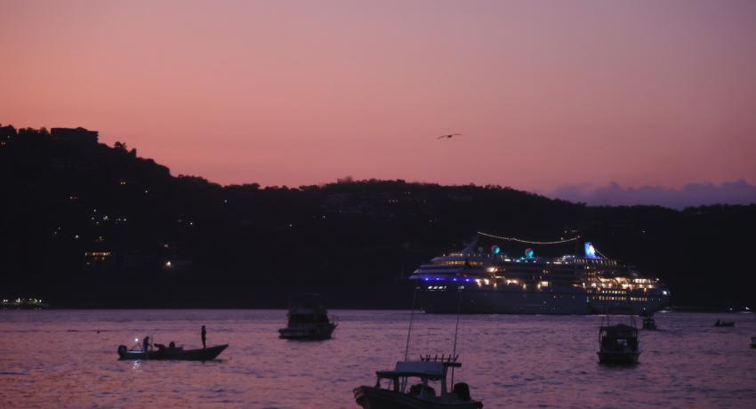 Recibe Zihuatanejo a 452 turistas internacionales que llegaron en el crucero MS Amadea 2.