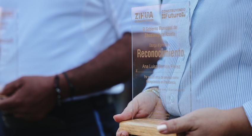 Gobierno de Zihuatanejo rinde honores a la Bandera Nacional.