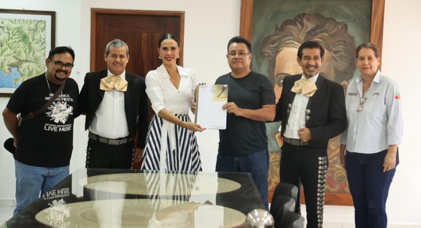 Presidenta Lizette Tapia Castro entrega escritura pública a organización Músicos Unidos de la Costa Grande