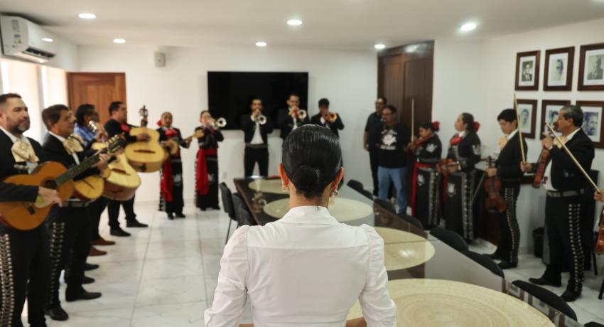 Presidenta Lizette Tapia Castro entrega escritura pública a organización Músicos Unidos de la Costa Grande