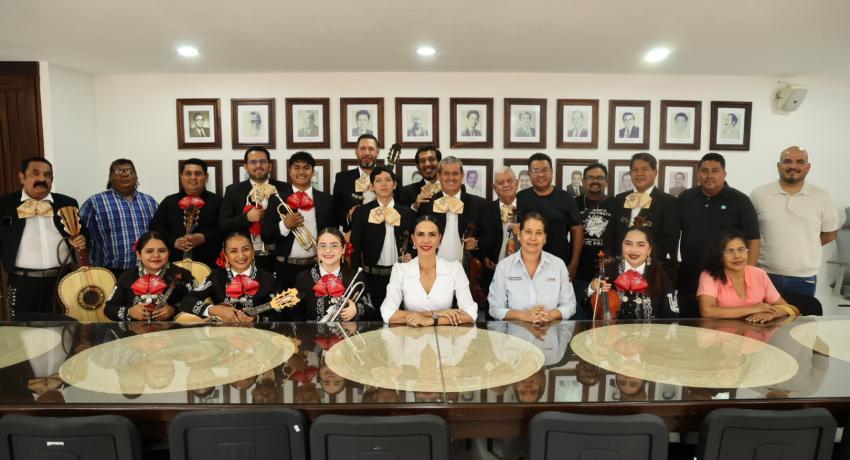 Presidenta Lizette Tapia Castro entrega escritura pública a organización Músicos Unidos de la Costa Grande