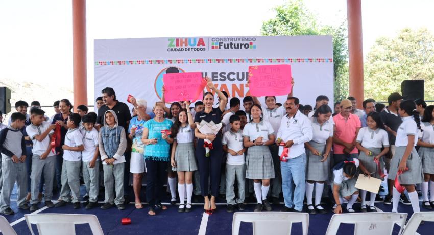 Alcaldesa Lizette Tapia Castro inaugura techado de plaza cívica en escuela telesecundaria de La Salitrera