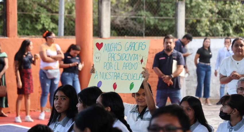 Alcaldesa Lizette Tapia Castro inaugura techado de plaza cívica en escuela telesecundaria de La Salitrera