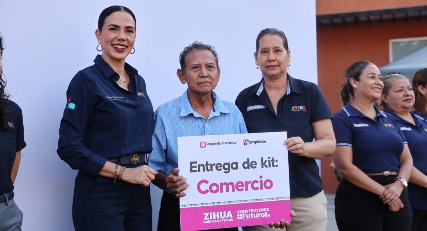 Presidenta Lizette Tapia Castro entrega apoyos del programa Empléate a locatarios del Mercado Central.