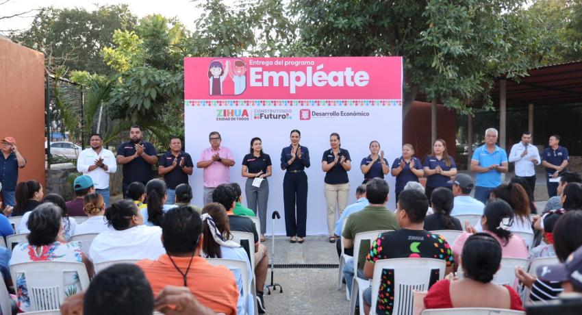 Presidenta Lizette Tapia Castro entrega apoyos del programa Empléate a locatarios del Mercado Central.