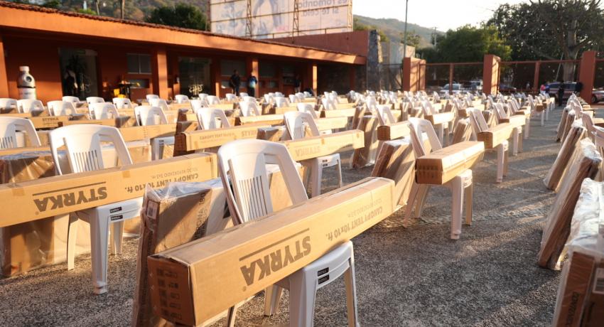 Presidenta Lizette Tapia Castro entrega apoyos del programa Empléate a locatarios del Mercado Central.