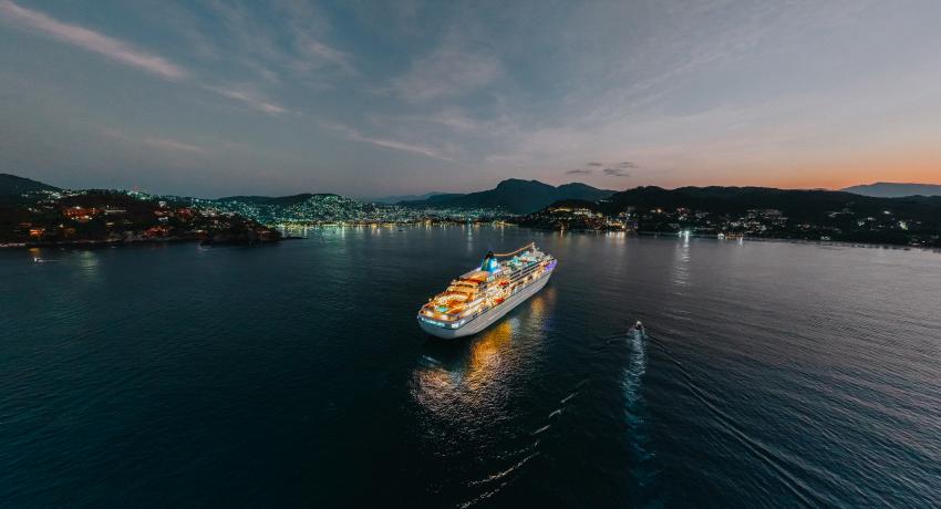 Recibe Zihuatanejo a 452 turistas internacionales que llegaron en el crucero MS Amadea 2.