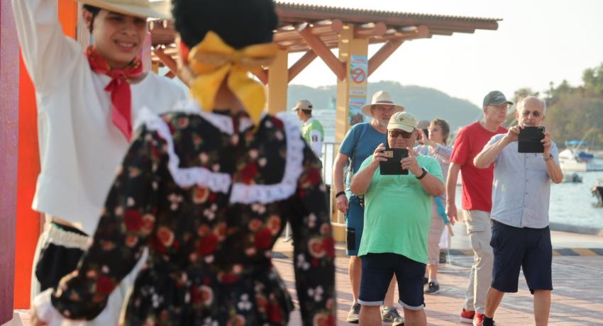 Recibe Zihuatanejo a 452 turistas internacionales que llegaron en el crucero MS Amadea 2.