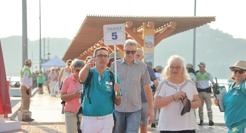 Recibe Zihuatanejo a 452 turistas internacionales que llegaron en el crucero MS Amadea 2.