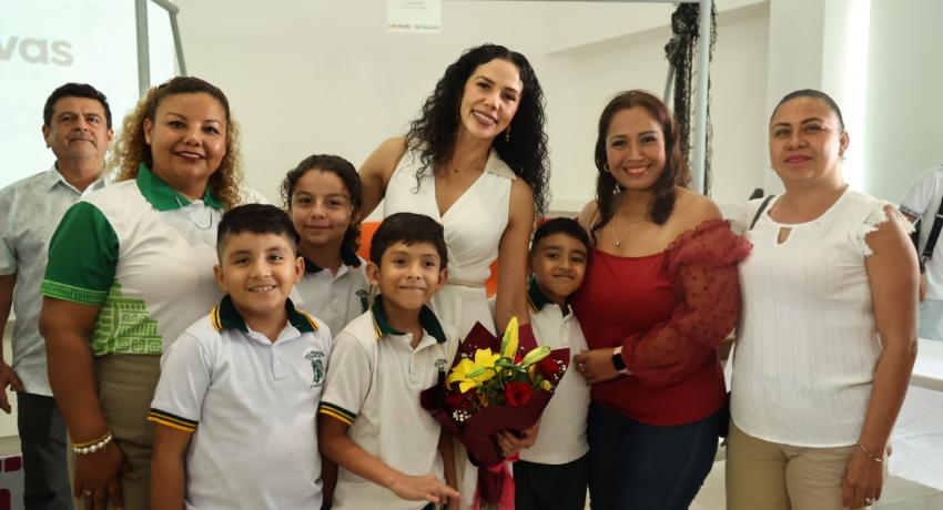 Presidenta Lizette Tapia Castro cumple su compromiso con la educación y entrega apoyos a más escuelas.