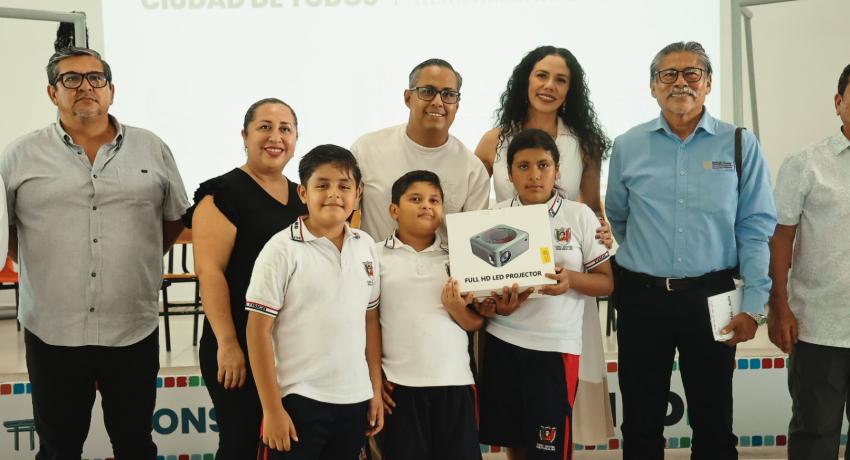 Presidenta Lizette Tapia Castro cumple su compromiso con la educación y entrega apoyos a más escuelas.