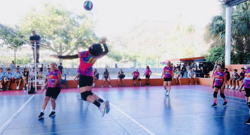 El gobierno municipal entrega uniformes a representantes deportivos  La presidenta municipal de Zihuatanejo, Lizette Tapia Castro, entregó uniformes a la delegación de voleibol que participará en la Olimpiada Nacional CONADE 2026.  La tarde de hoy jueves, en un acto realizado en la Unidad Deportiva, la alcaldesa Tapia Castro entregó uniformes a los deportistas de Zihuatanejo, previo a su participación en la etapa estatal de voleibol de sala, que tendrá como sede el municipio de Iguala de la Independencia, G