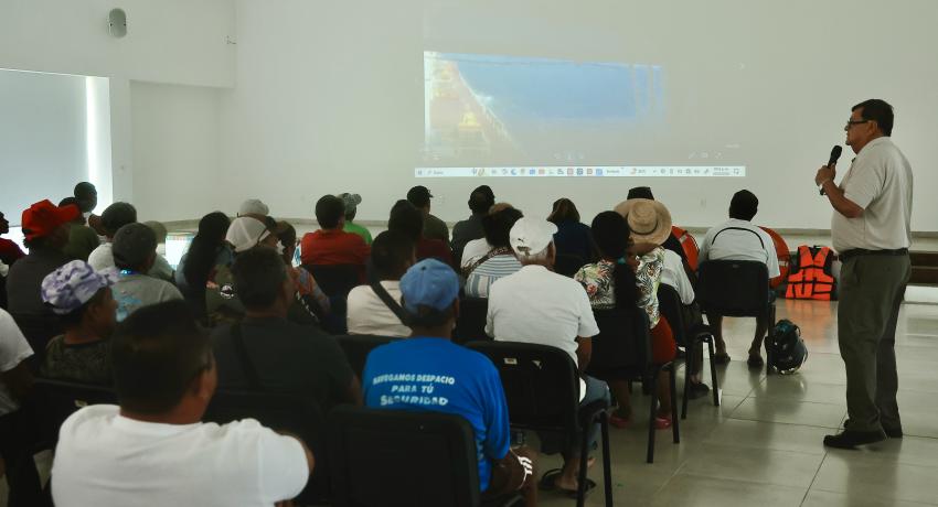 Gobierno de Lizette Tapia Castro apoya a pescadores ribereños para la obtención de su Libreta de Mar