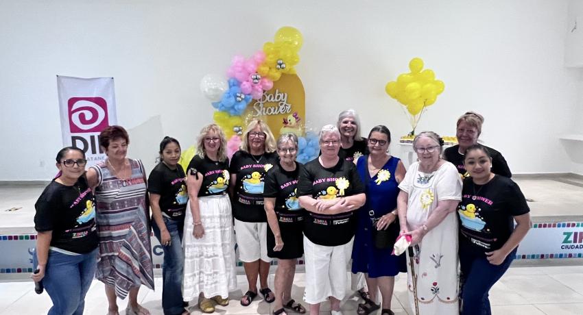 Baby shower masivo para mujeres locales próximas a tener a sus bebés.
