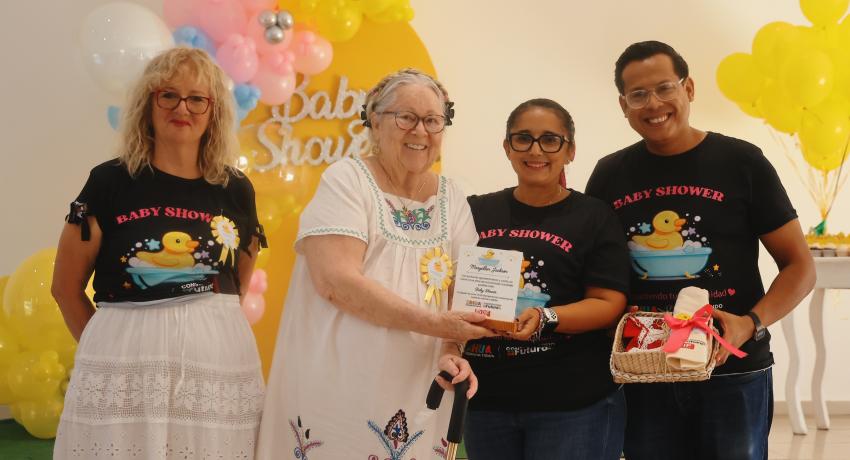 Baby shower masivo para mujeres locales próximas a tener a sus bebés.