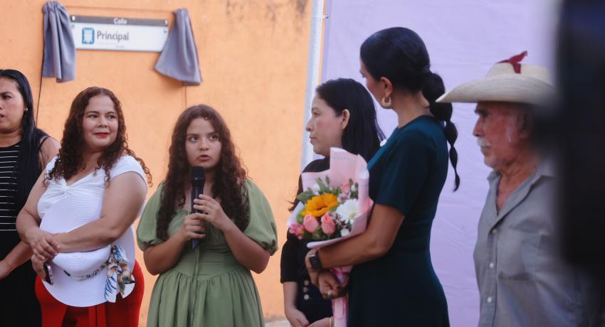 Lomas de Ixtapa recibe su calle principal pavimentada.