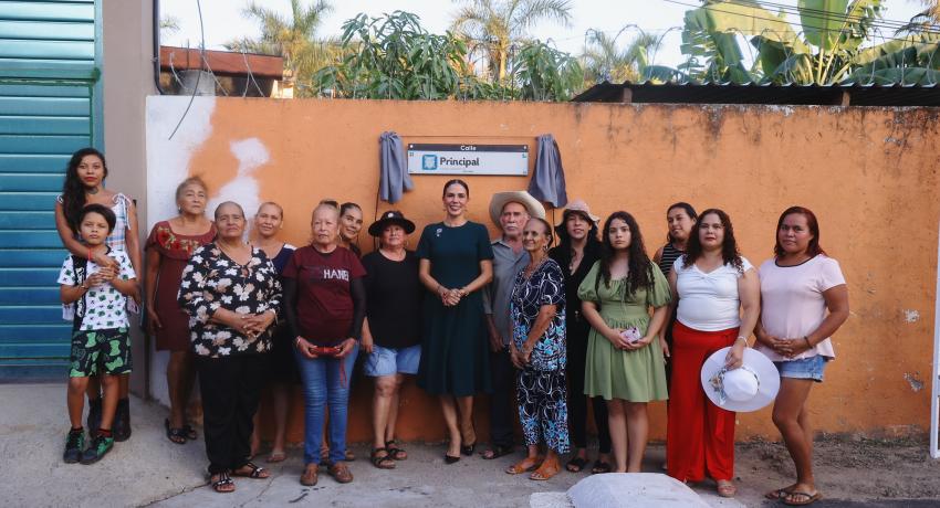 Lomas de Ixtapa recibe su calle principal pavimentada.