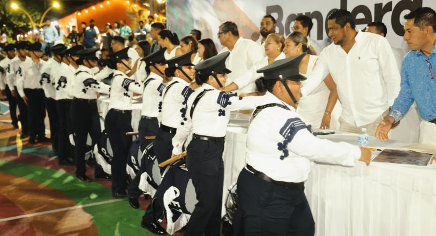 En el 205 aniversario de la Bandera Nacional, el Gobierno Municipal abandera a escoltas de las escuelas del municipio.