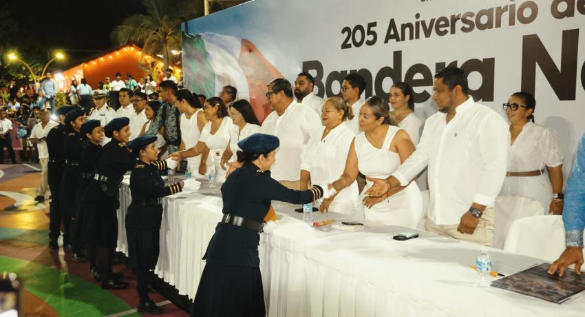 En el 205 aniversario de la Bandera Nacional, el Gobierno Municipal abandera a escoltas de las escuelas del municipio.