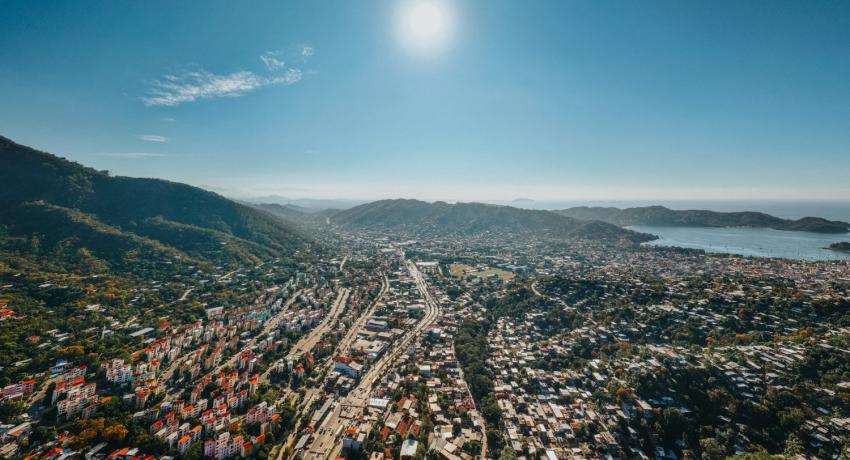 El gobierno de Lizette Tapia Castro trabaja en la mejora del paisaje urbano de Zihuatanejo.