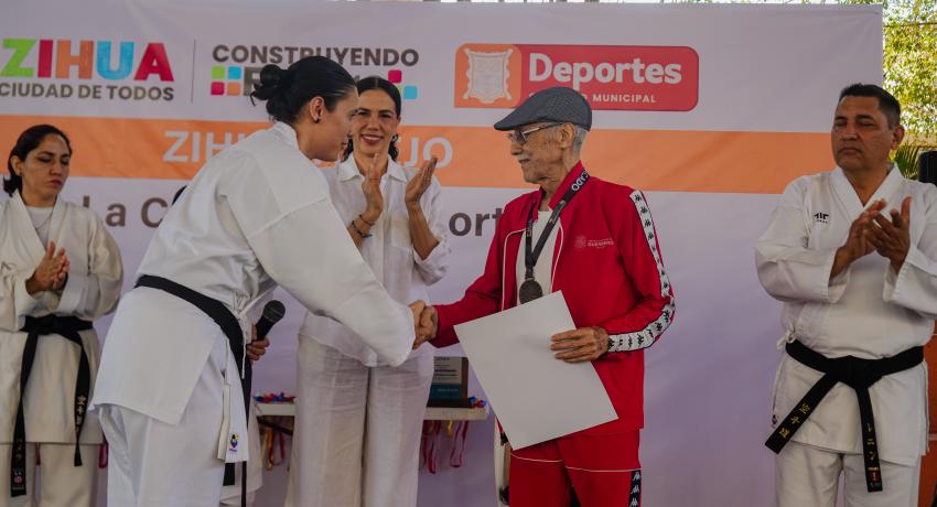 Presidenta Liz Tapia entrega reconocimiento a profesor Justo Rodríguez