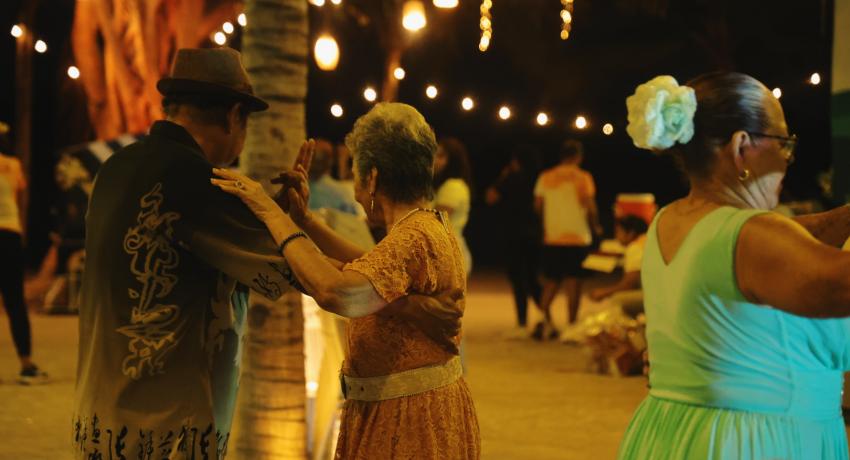 Aumenta el gusto por el baile del danzón en Zihuatanejo. 