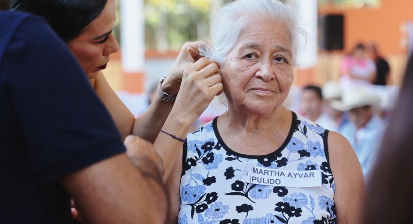 Presidenta Lizette Tapia Castro entrega aparatos auditivos gratuitos a 100 habitantes de Zihuatanejo.