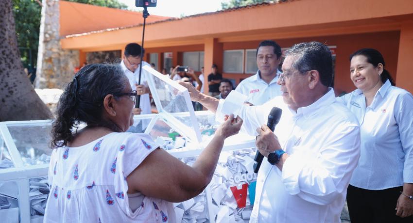 Gobierno de Zihuatanejo tiene ganador del vehículo sorteado entre contribuyentes del impuesto predial.