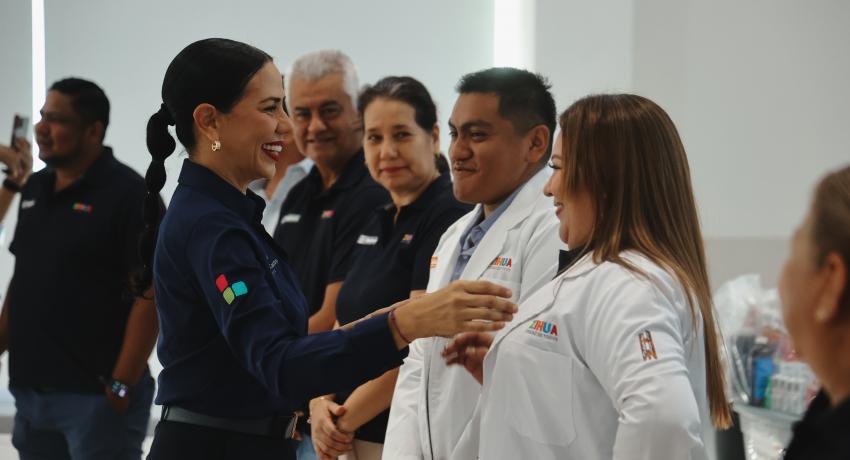 Presidenta Lizette Tapia Castro entrega medicamentos para reforzar atención en 15 Casas de Salud