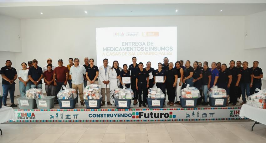 Presidenta Lizette Tapia Castro entrega medicamentos para reforzar atención en 15 Casas de Salud