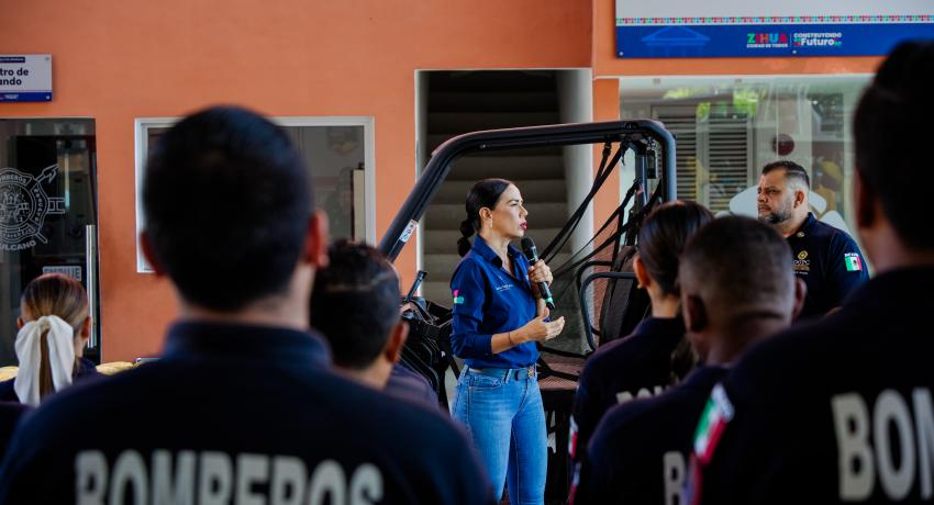 Lizette Tapia Castro refuerza con vehículos y uniformes a Protección Civil