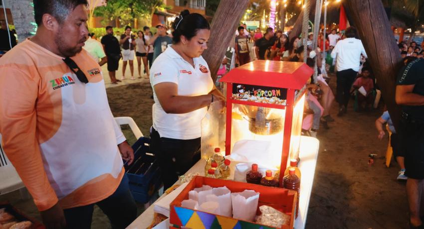 Gobierno de Zihuatanejo realiza función de Cine en la Playa.