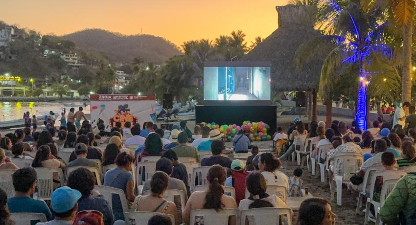 Gobierno de Zihuatanejo realiza función de Cine en la Playa.