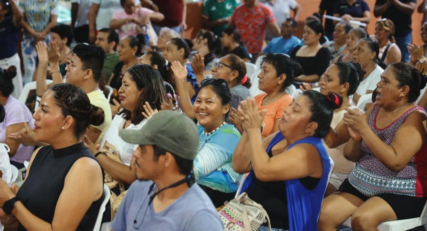 Los Amusgos se beneficia con andador y el rescate de un espacio público