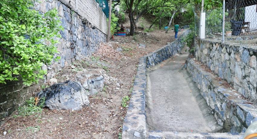 Los Amusgos se beneficia con andador y el rescate de un espacio público