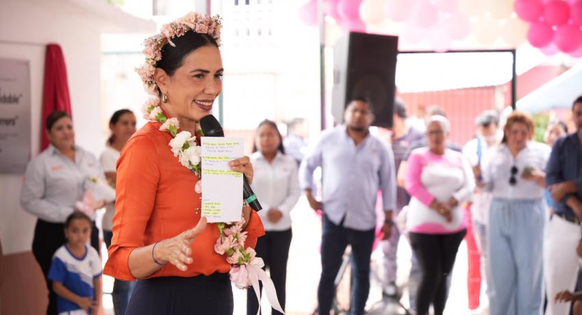 Presidenta Lizette Tapia Castro inaugura Casa de la Tercera Edad y biblioteca digital en La Puerta