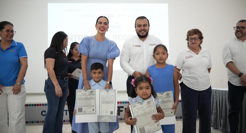 Gobiernos de Guerrero y de Zihuatanejo entregan registros de doble nacionalidad a niñas y niños nacidos en el extranjero