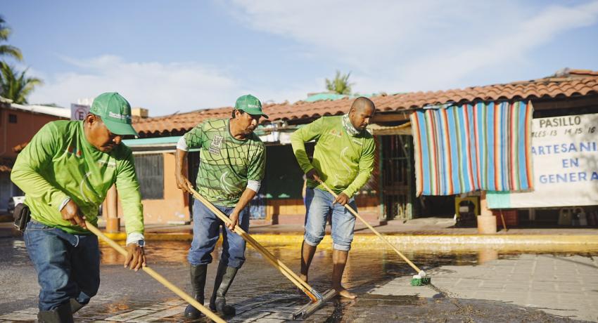 Servicios Públicos realiza lavado de calles para retirar remanentes dejados por las lluvias