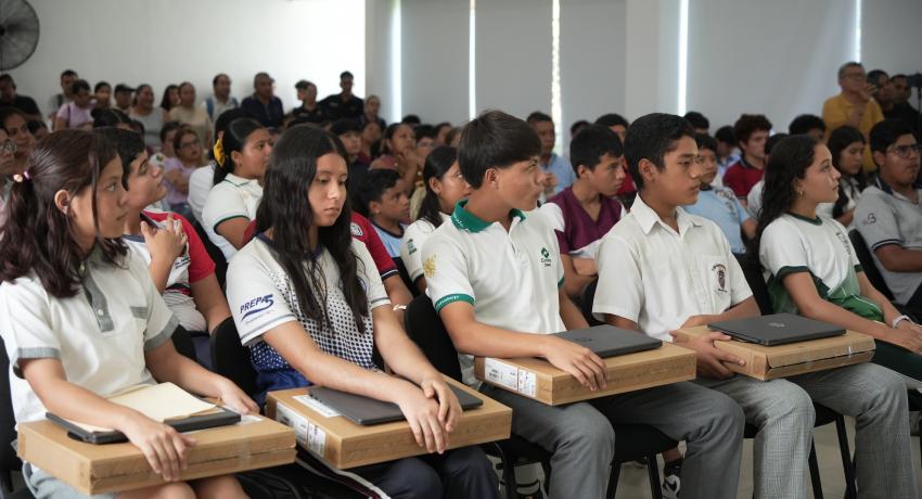 Gobierno de Zihuatanejo realiza la segunda entrega del programa “Todos Conectados”