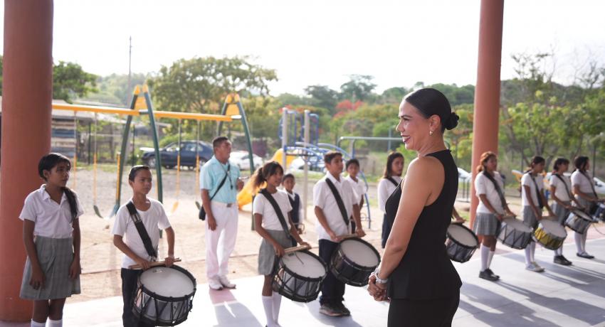 Lizette Tapia cumple compromiso con la escuela Nueva Manitoba y entrega nuevos sanitarios escolares
