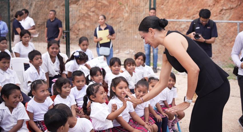 Lizette Tapia cumple compromiso con la escuela Nueva Manitoba y entrega nuevos sanitarios escolares
