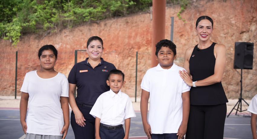 Lizette Tapia cumple compromiso con la escuela Nueva Manitoba y entrega nuevos sanitarios escolares
