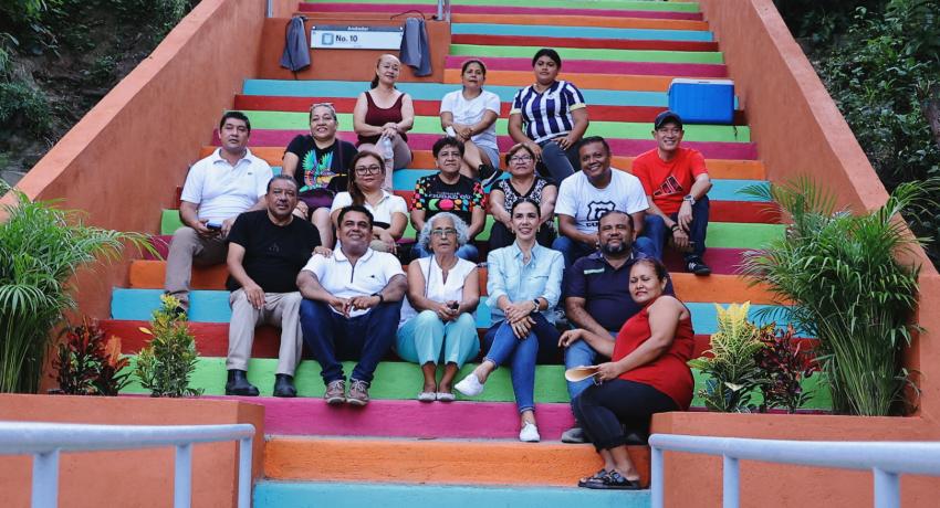 Lizette Tapia Castro entrega andador en la colonia Ampliación Presa 2