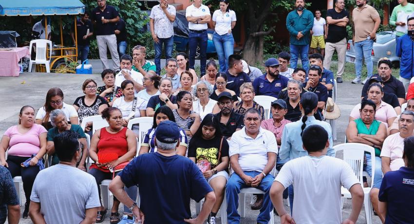 Lizette Tapia Castro entrega andador en la colonia Ampliación Presa 2