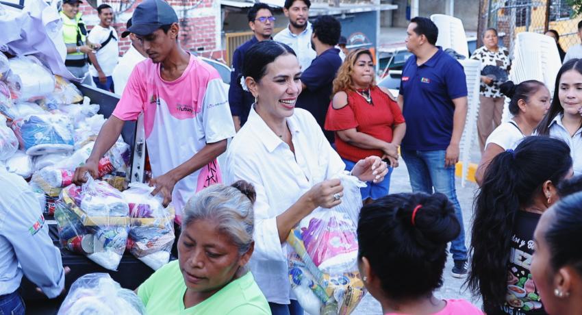 Entrega Lizette Tapia calle pavimentada y andador a la colonia Los Lirios.