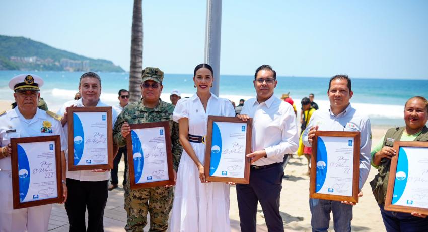 Entrega de distintivo e izamiento de bandera Blue Flag de la playa La Escollera.