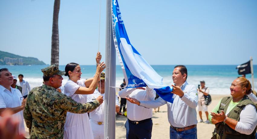 Entrega de distintivo e izamiento de bandera Blue Flag de la playa La Escollera.