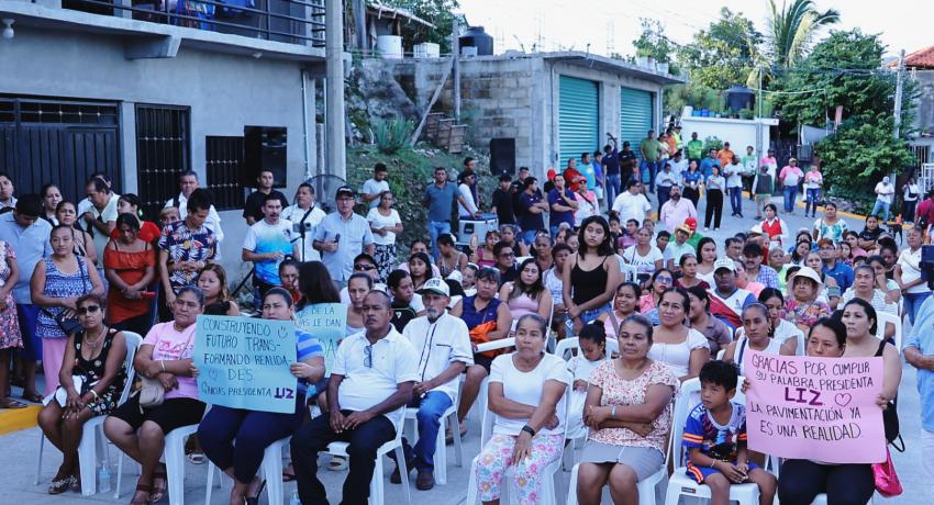 Entrega Lizette Tapia calle pavimentada y andador a la colonia Los Lirios.