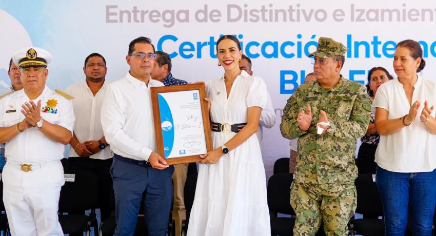 Entrega de distintivo e izamiento de bandera Blue Flag de la playa La Escollera.